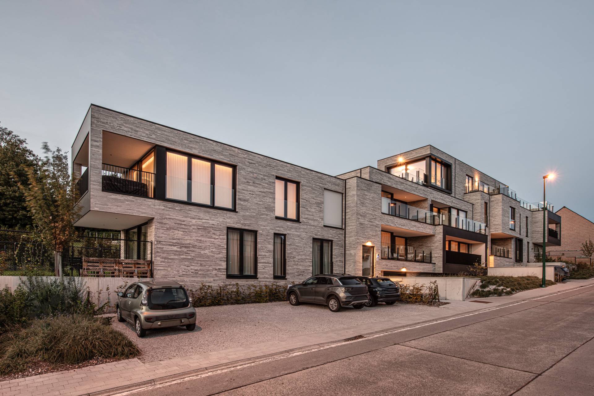 nieuwbouw Roosdaal | Speelse volumes op een complex terrein banner